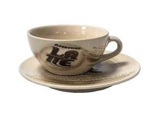 Set keramičkih šalica i tanjurića s retro printom